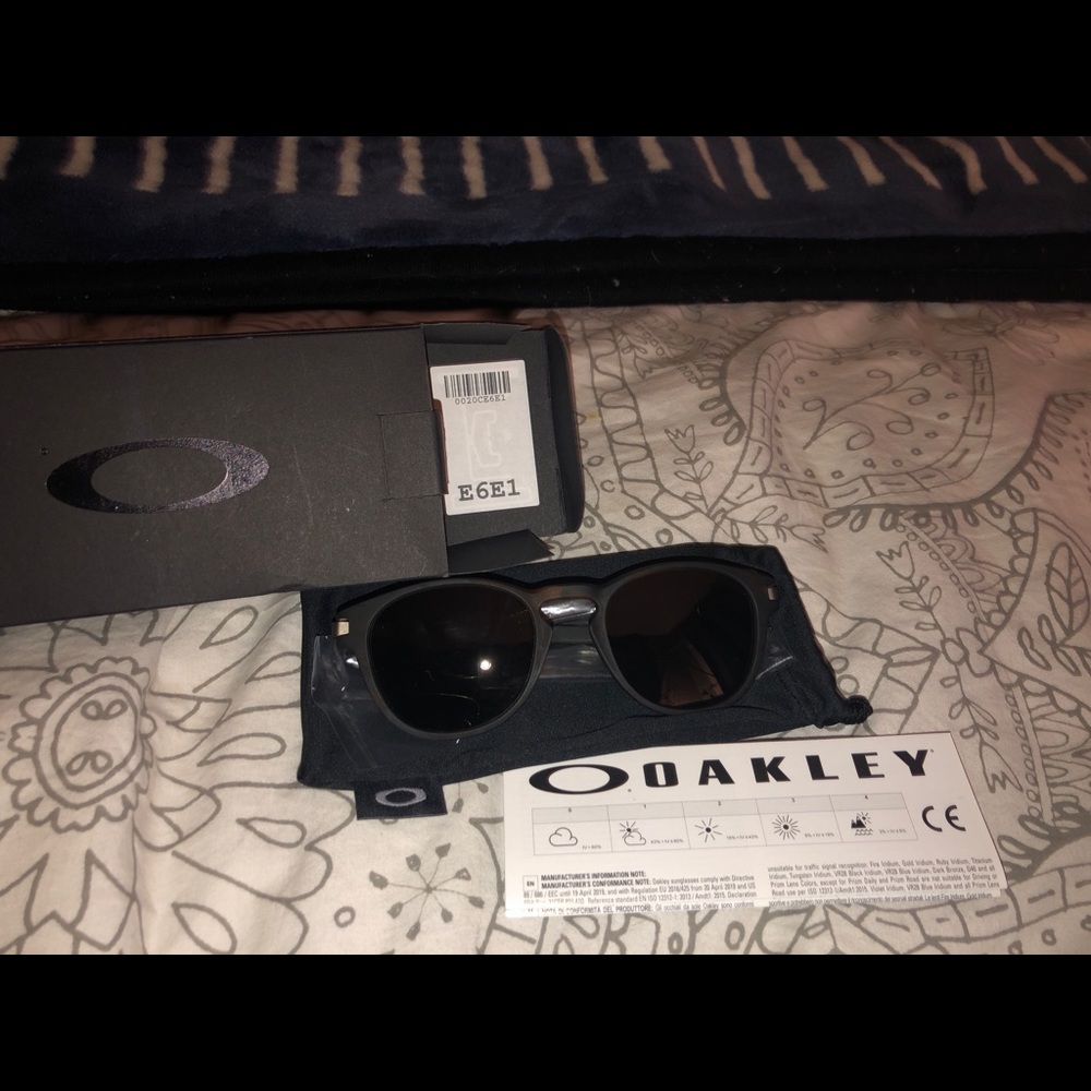 “Latch” Oakley NWT- Dark Gray Lens/Tort Frame